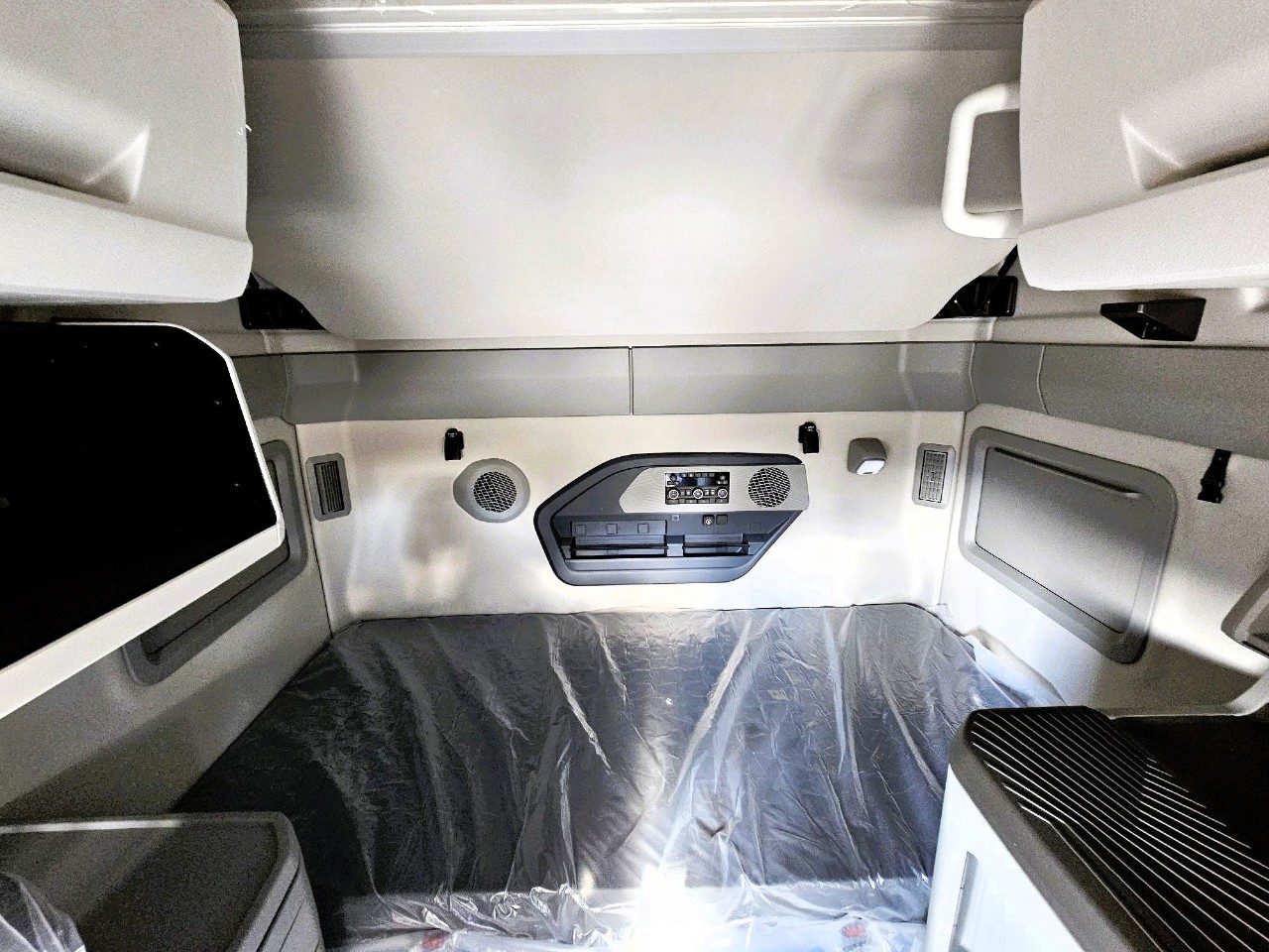 2026 Volvo - image 6