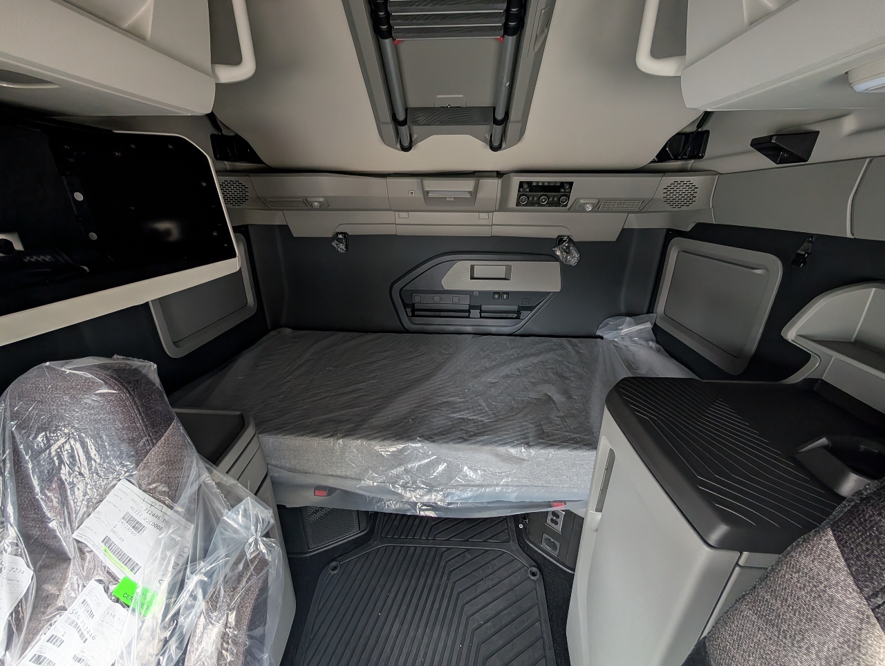 2026 Volvo - image 8