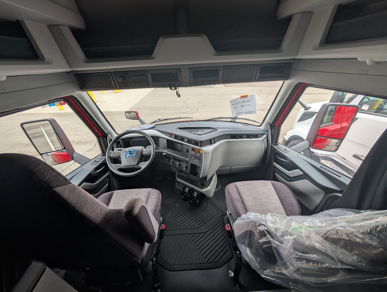 2026 Volvo - image 9