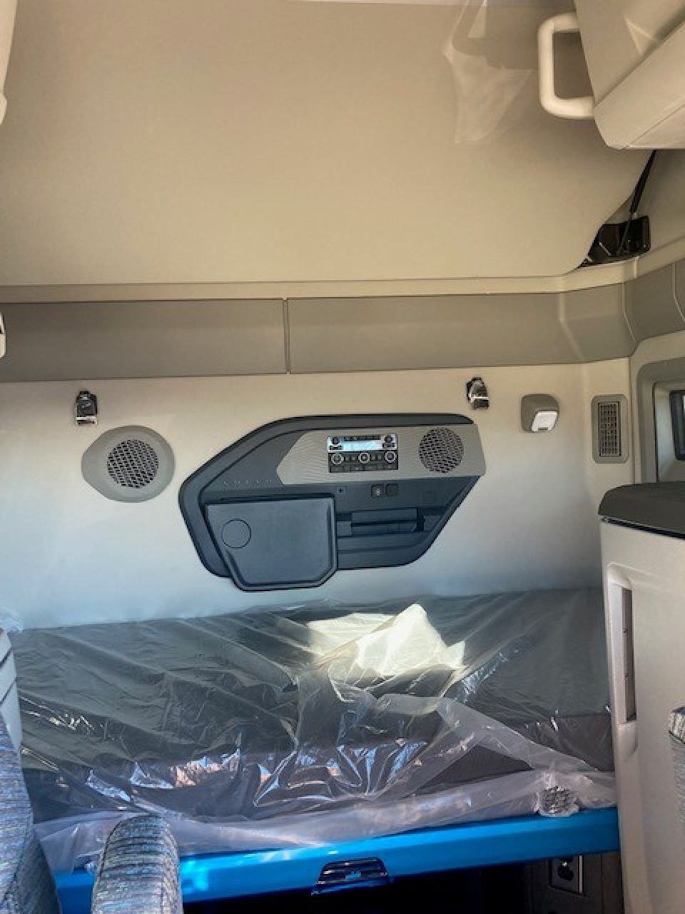 2026 Volvo - image 5