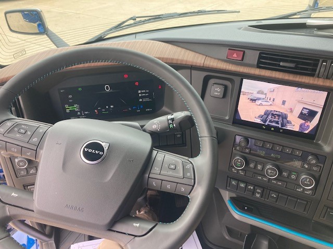 2026 Volvo - image 4