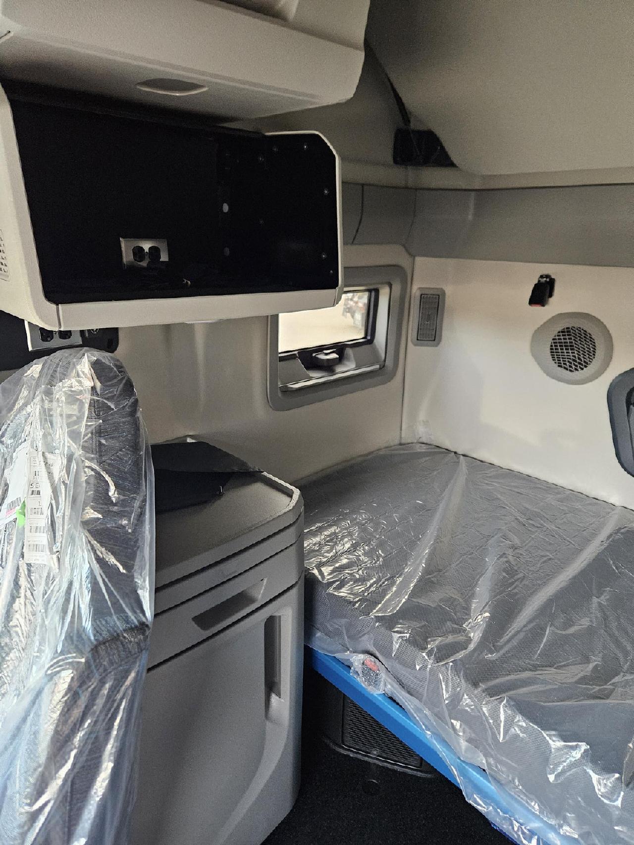 2026 Volvo - image 6