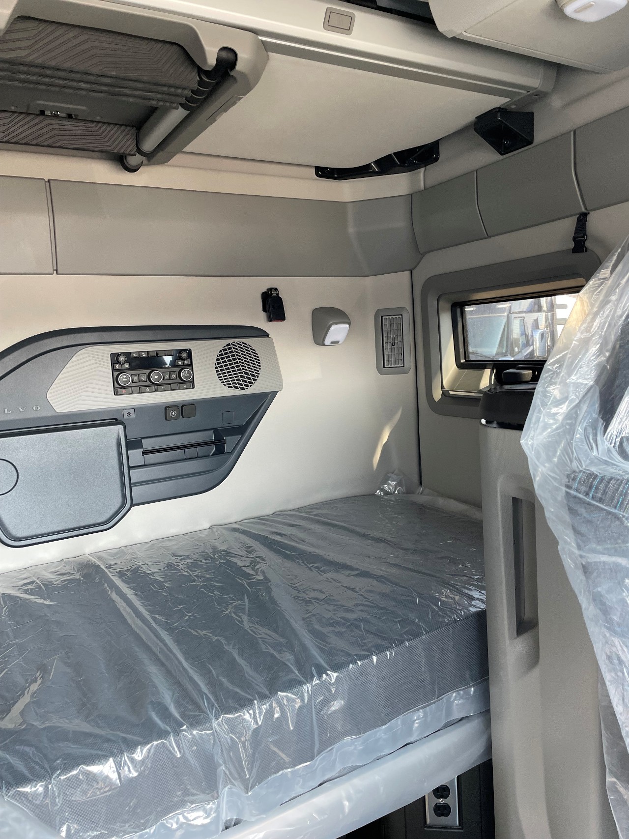 2026 Volvo - image 7