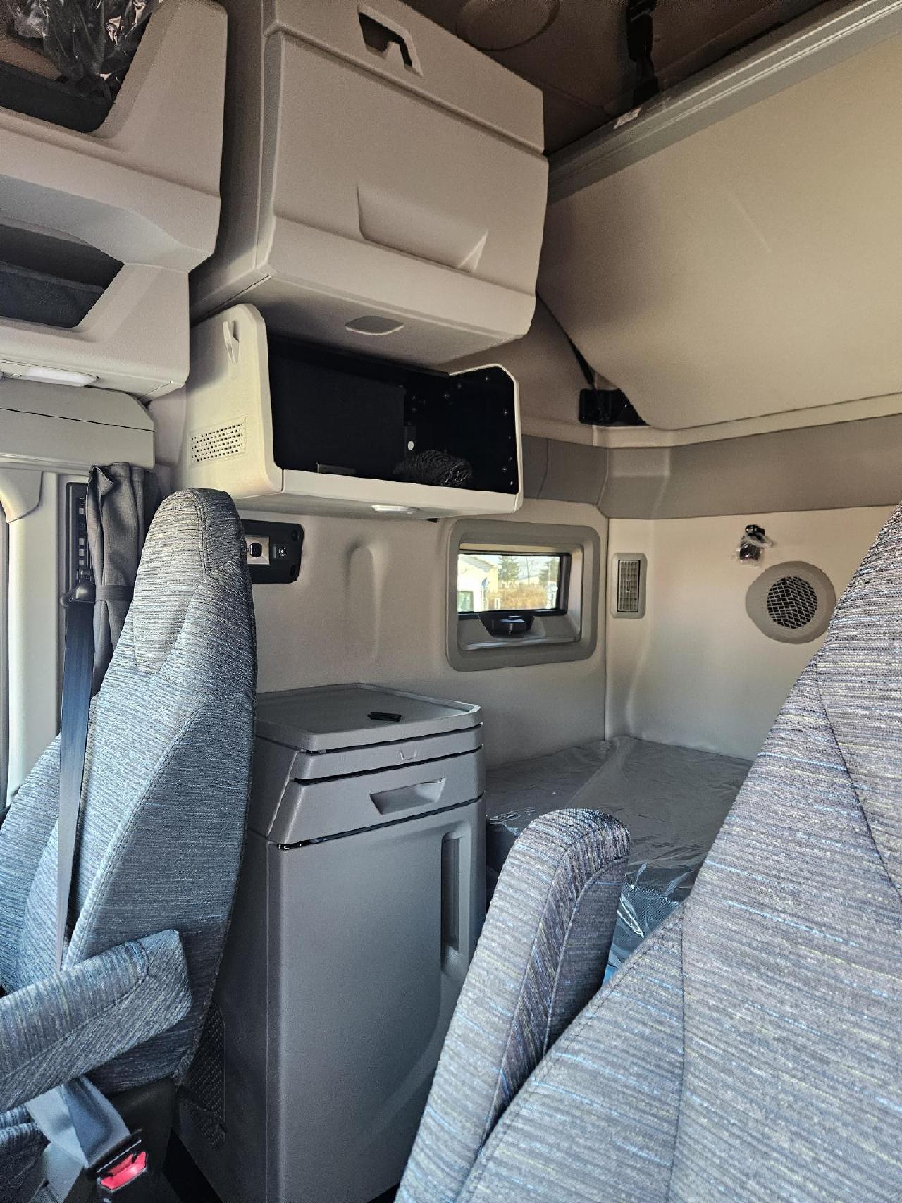 2026 Volvo - image 6