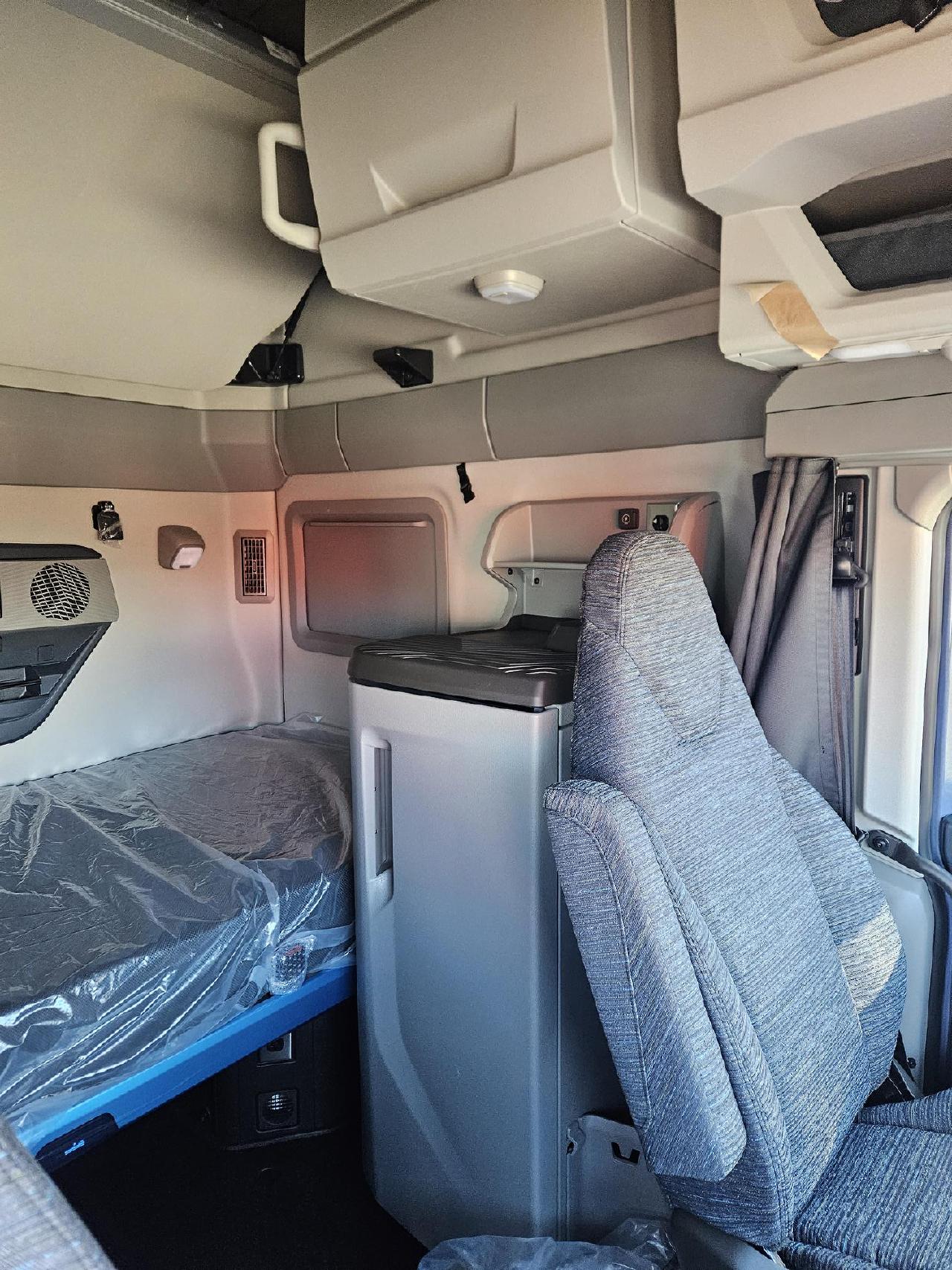 2026 Volvo - image 8