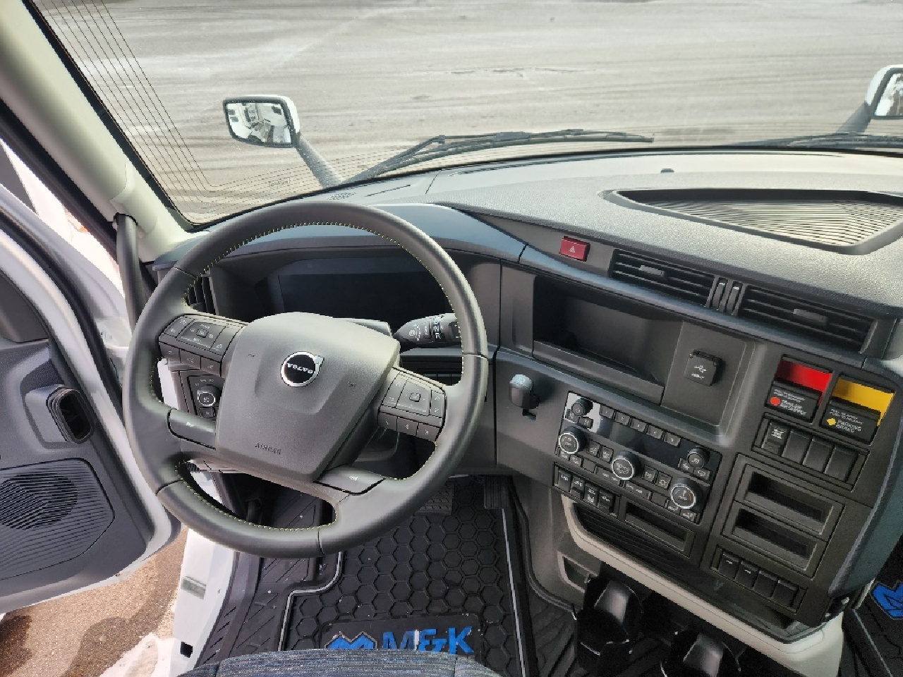 2026 Volvo - image 5