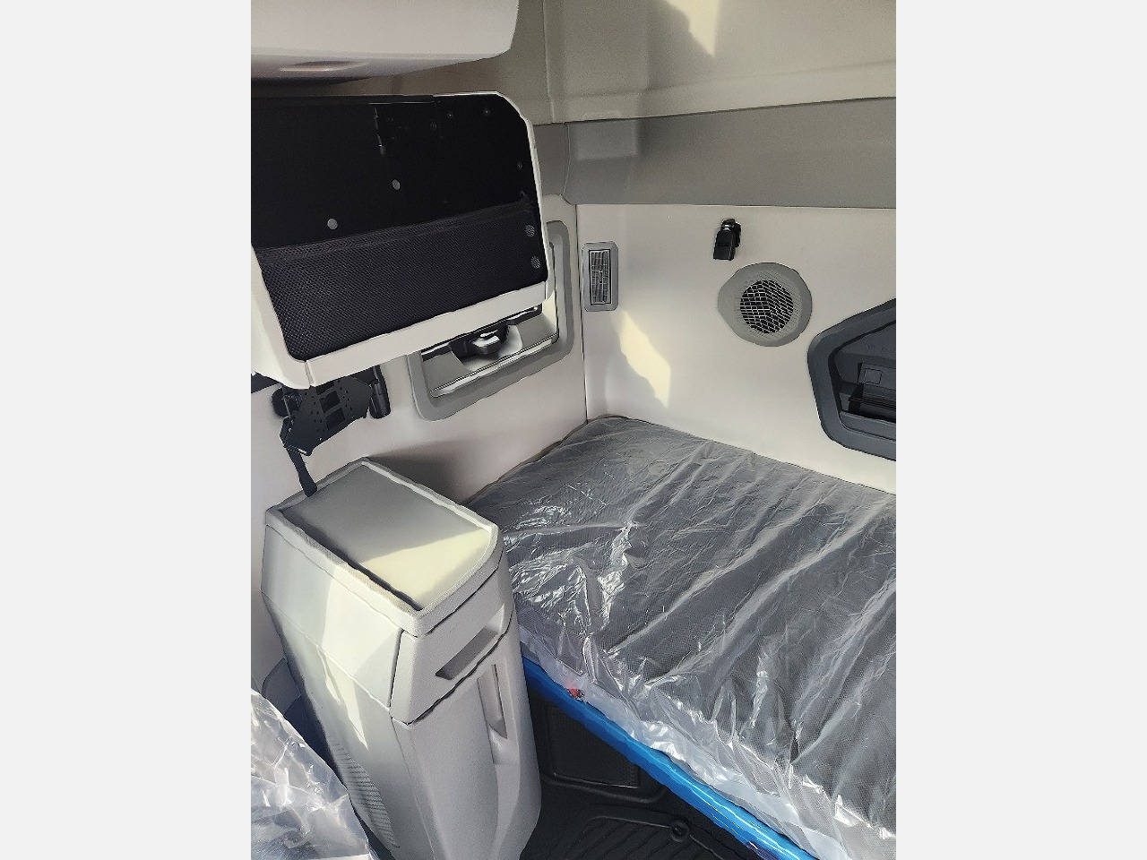 2026 Volvo - image 6