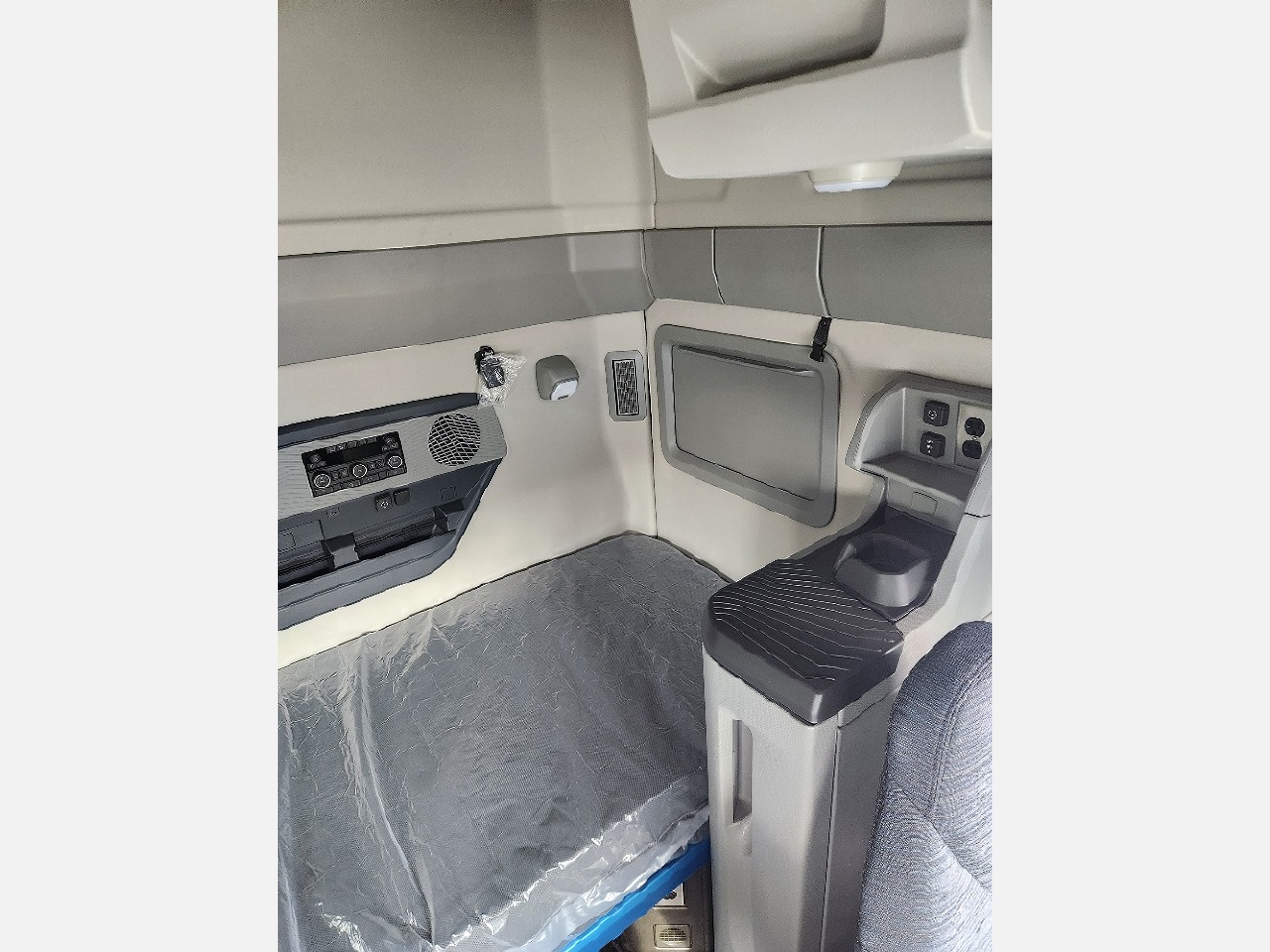 2026 Volvo - image 7