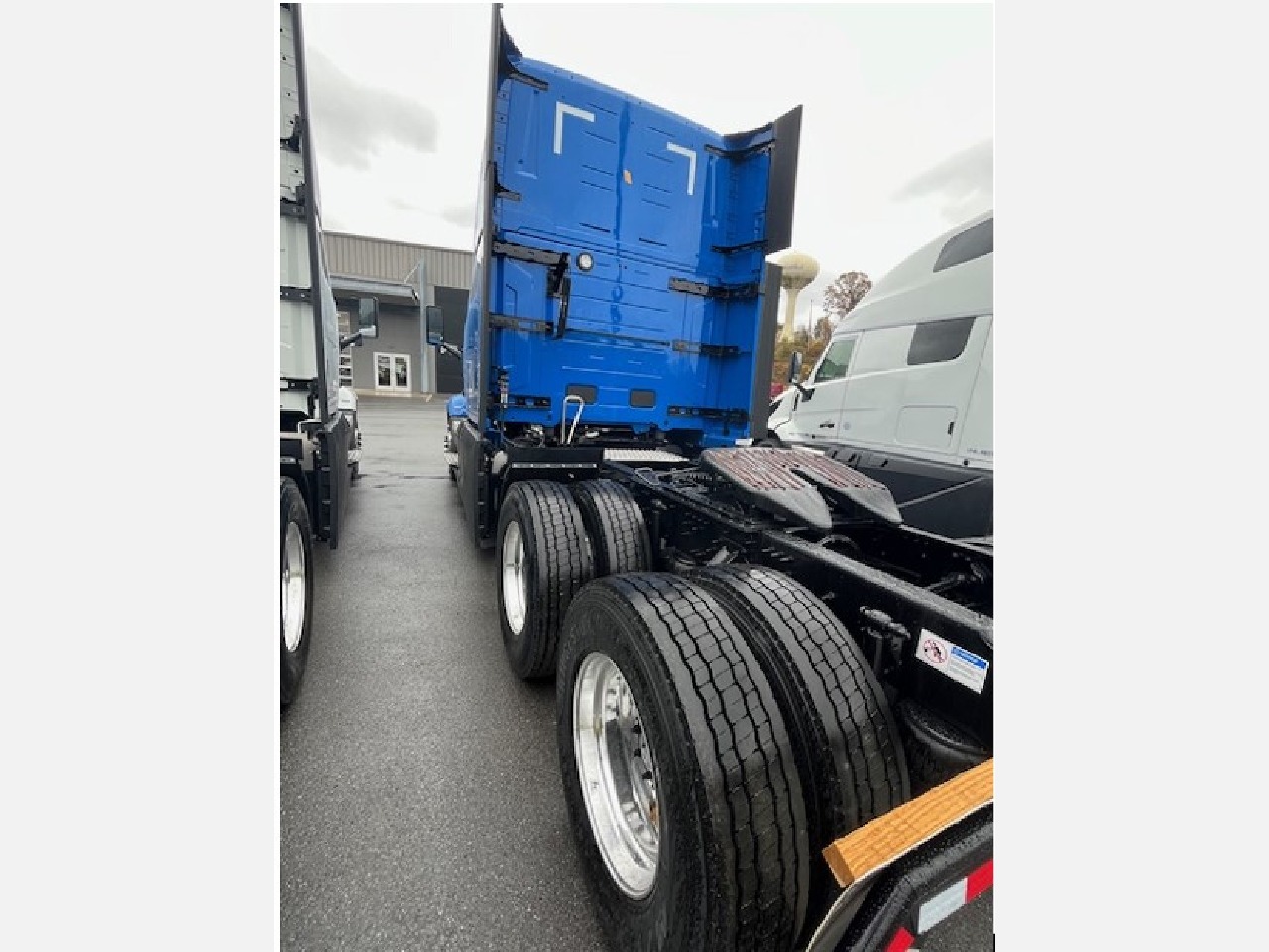 2026 Volvo - image 3