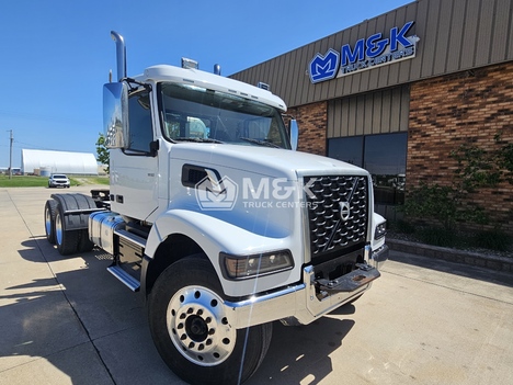 2023 VOLVO VHD64FT300 Daycab #323226