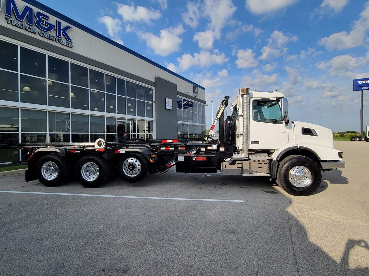 2027 Volvo VHD 300 in Pendleton, IN — photo 2