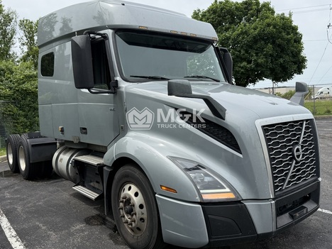 2022 VOLVO VNL64T740 Sleeper #324820