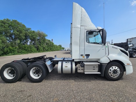 2023 VOLVO VNL64T300 Daycab #325380