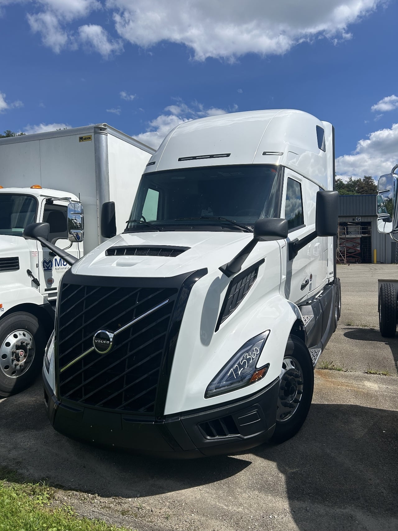 2027 Volvo VNL 860 in West Newton, PA — photo 2