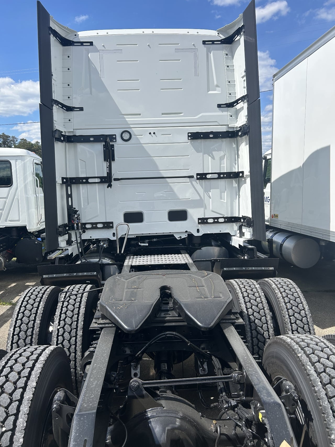 2027 Volvo VNL 860 in West Newton, PA — photo 3
