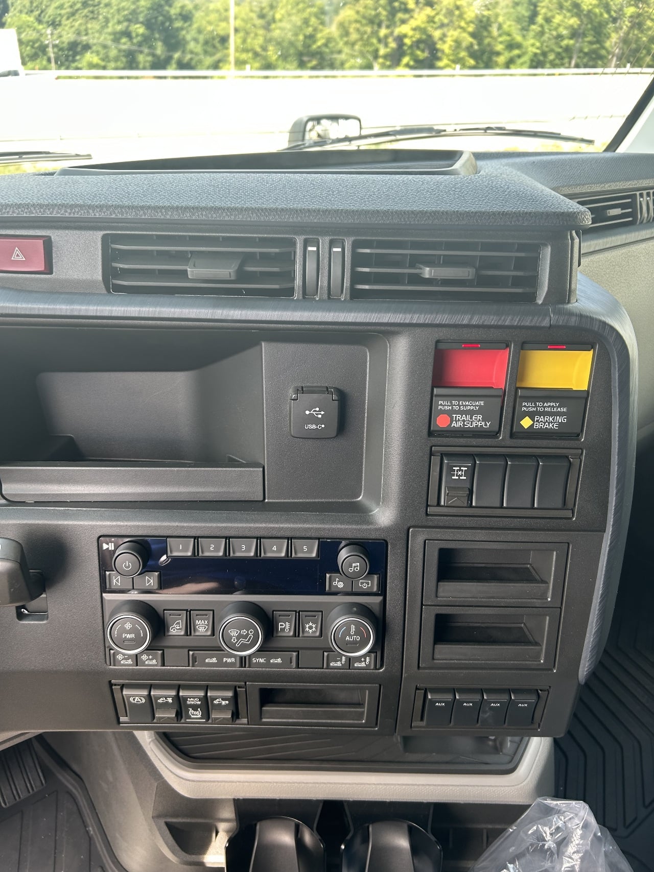 2027 Volvo VNL 860 in West Newton, PA — photo 6