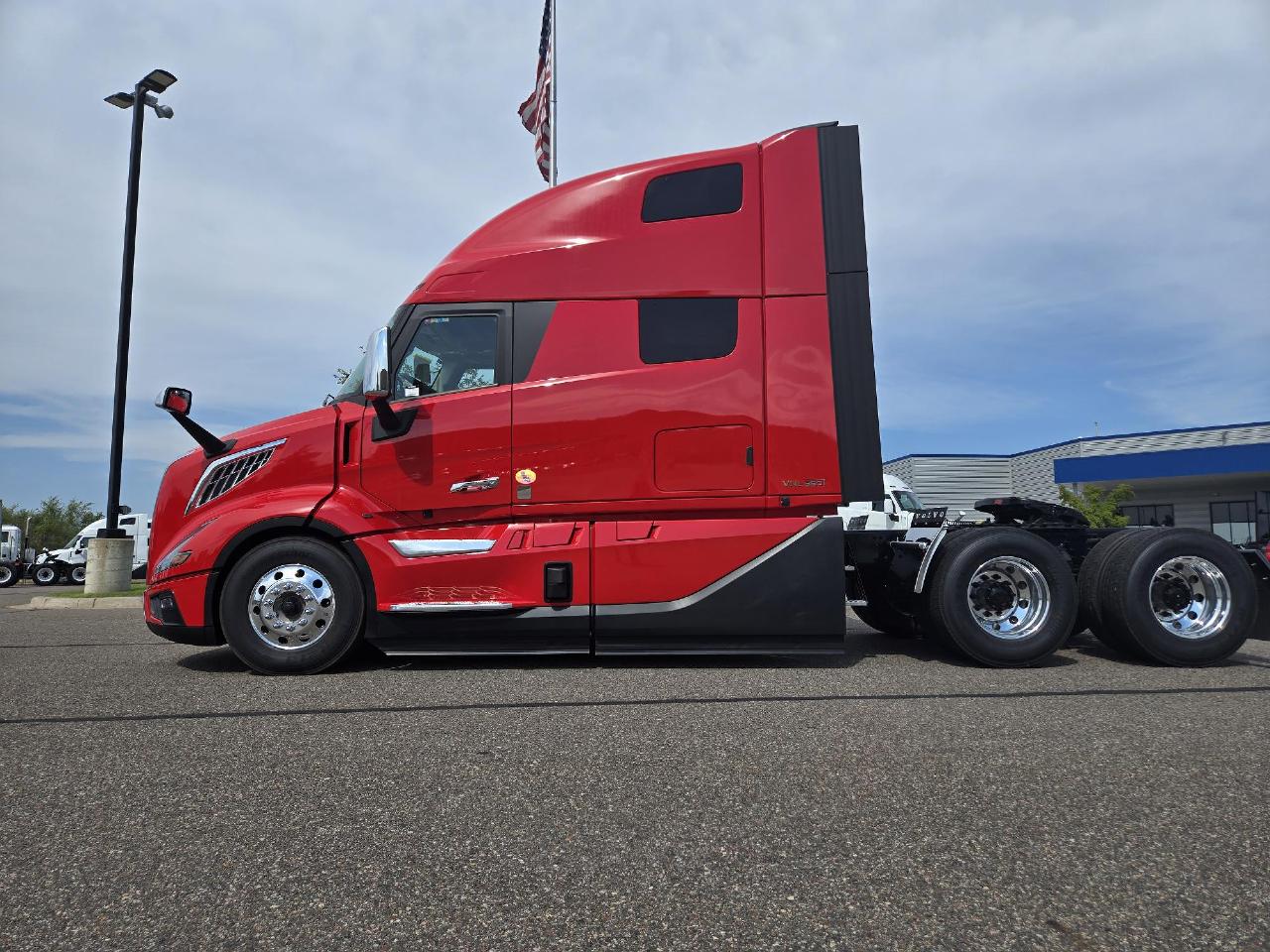 2027 Volvo VNL 860 in Elk River, MN — photo 2