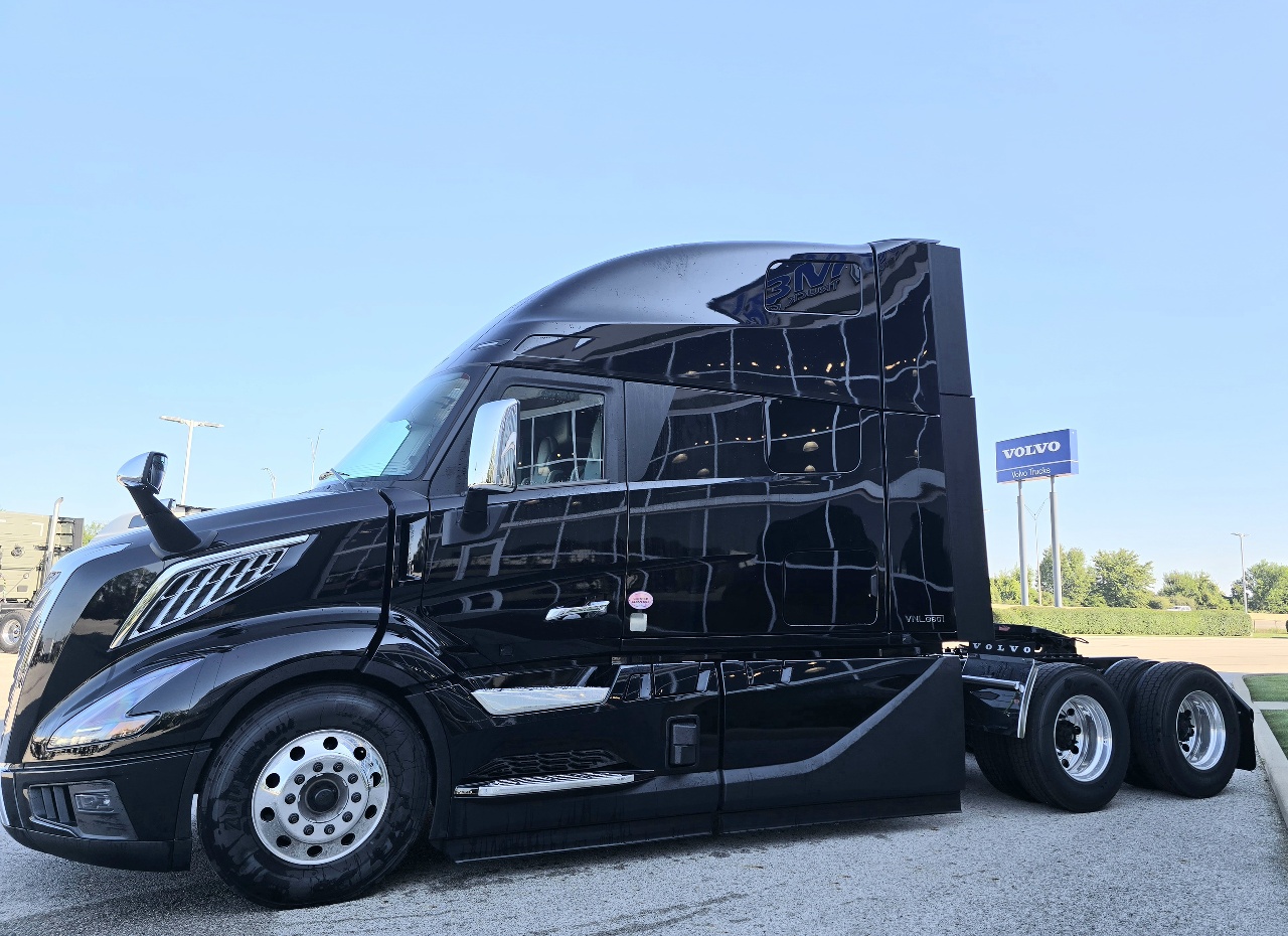 2027 Volvo VNL 860 in Toledo, OH — photo 2