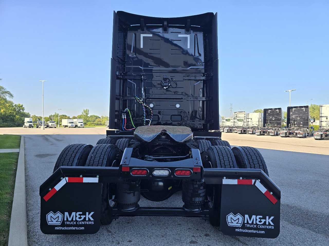 2027 Volvo VNL 860 in Toledo, OH — photo 3