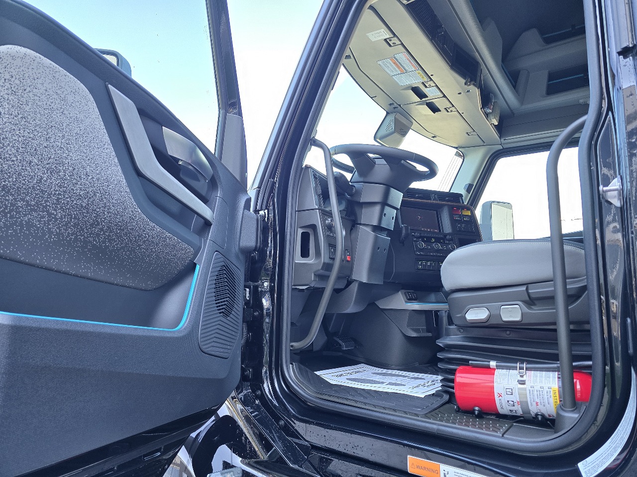 2027 Volvo VNL 860 in Toledo, OH — photo 4