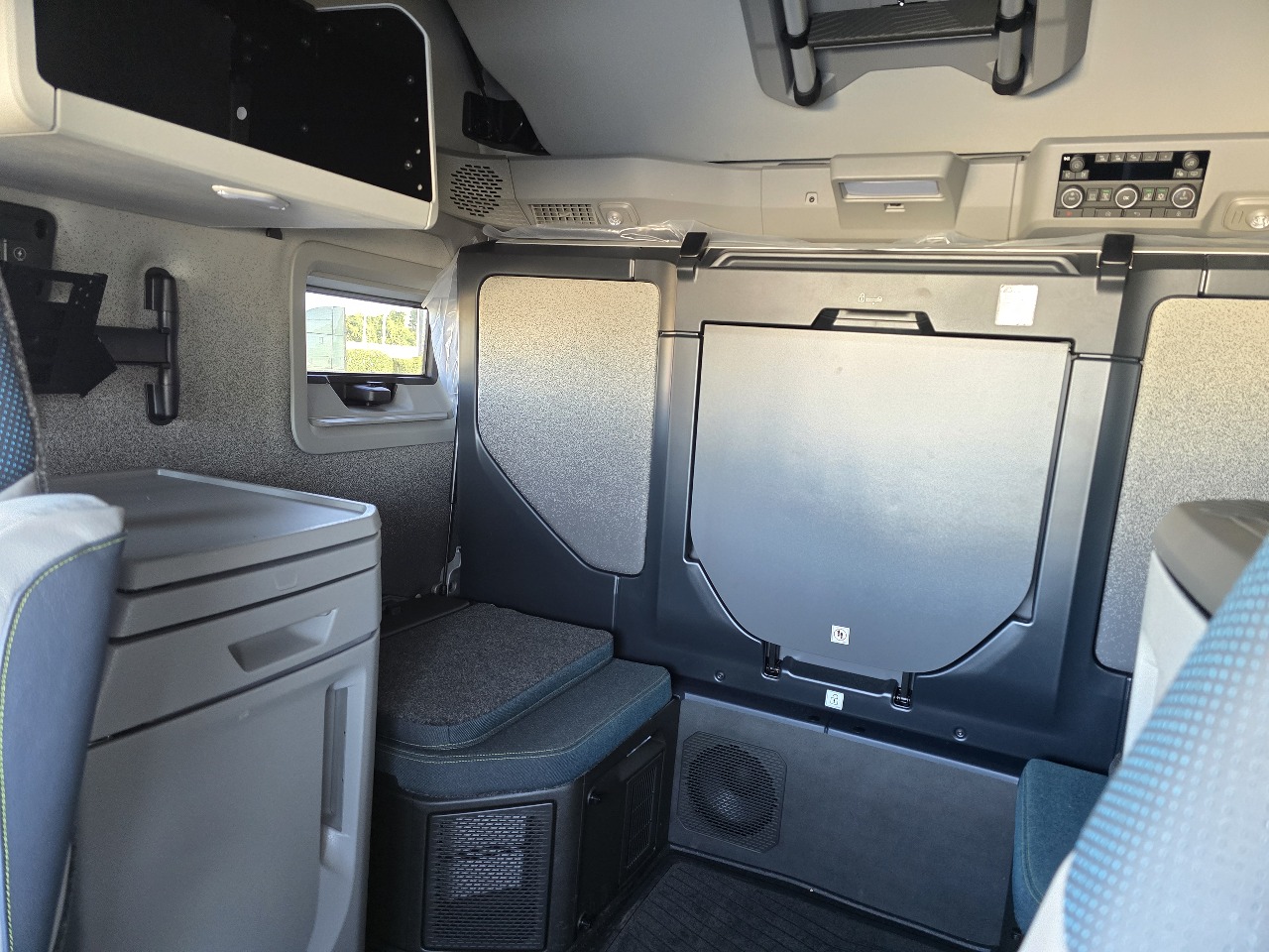 2027 Volvo VNL 860 in Toledo, OH — photo 6