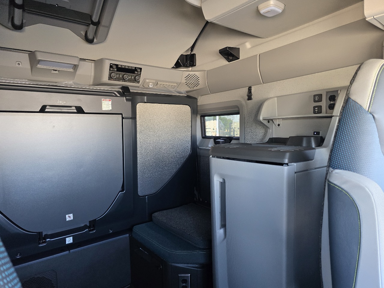 2027 Volvo VNL 860 in Toledo, OH — photo 8