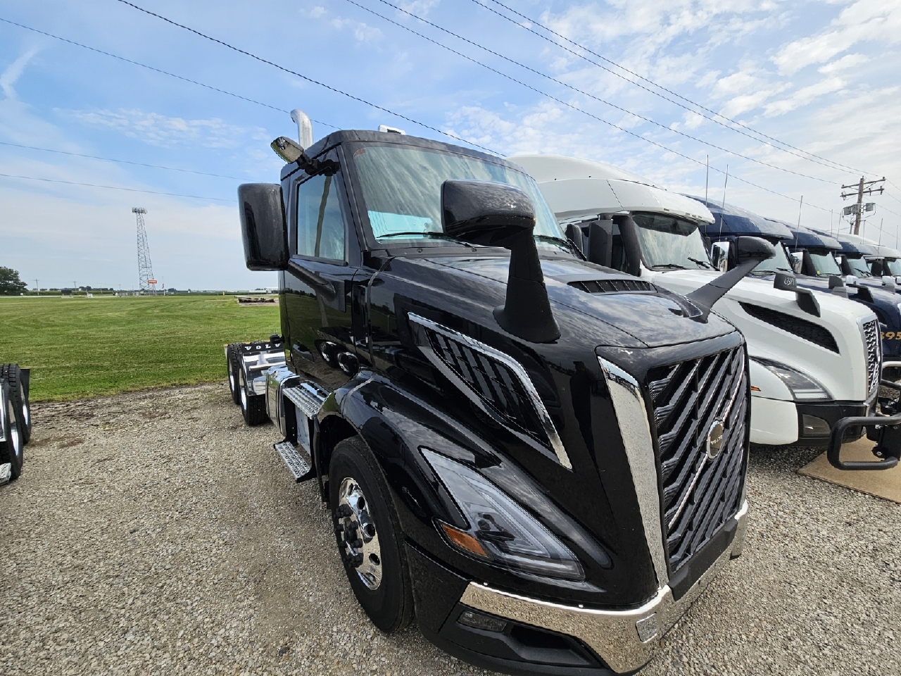 2027 Volvo in Kahoka, MO — photo 2
