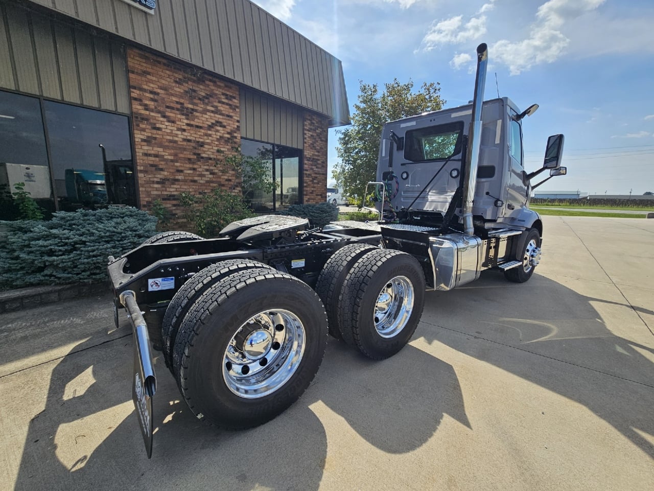 2027 Volvo VNR 640 in Kahoka, MO — photo 6