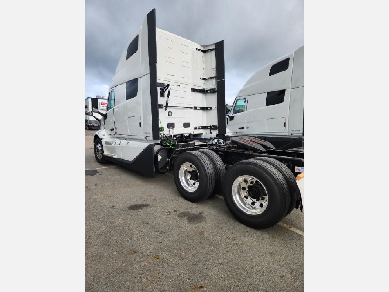 2027 Volvo VNL 860 in Dunmore, PA — photo 4