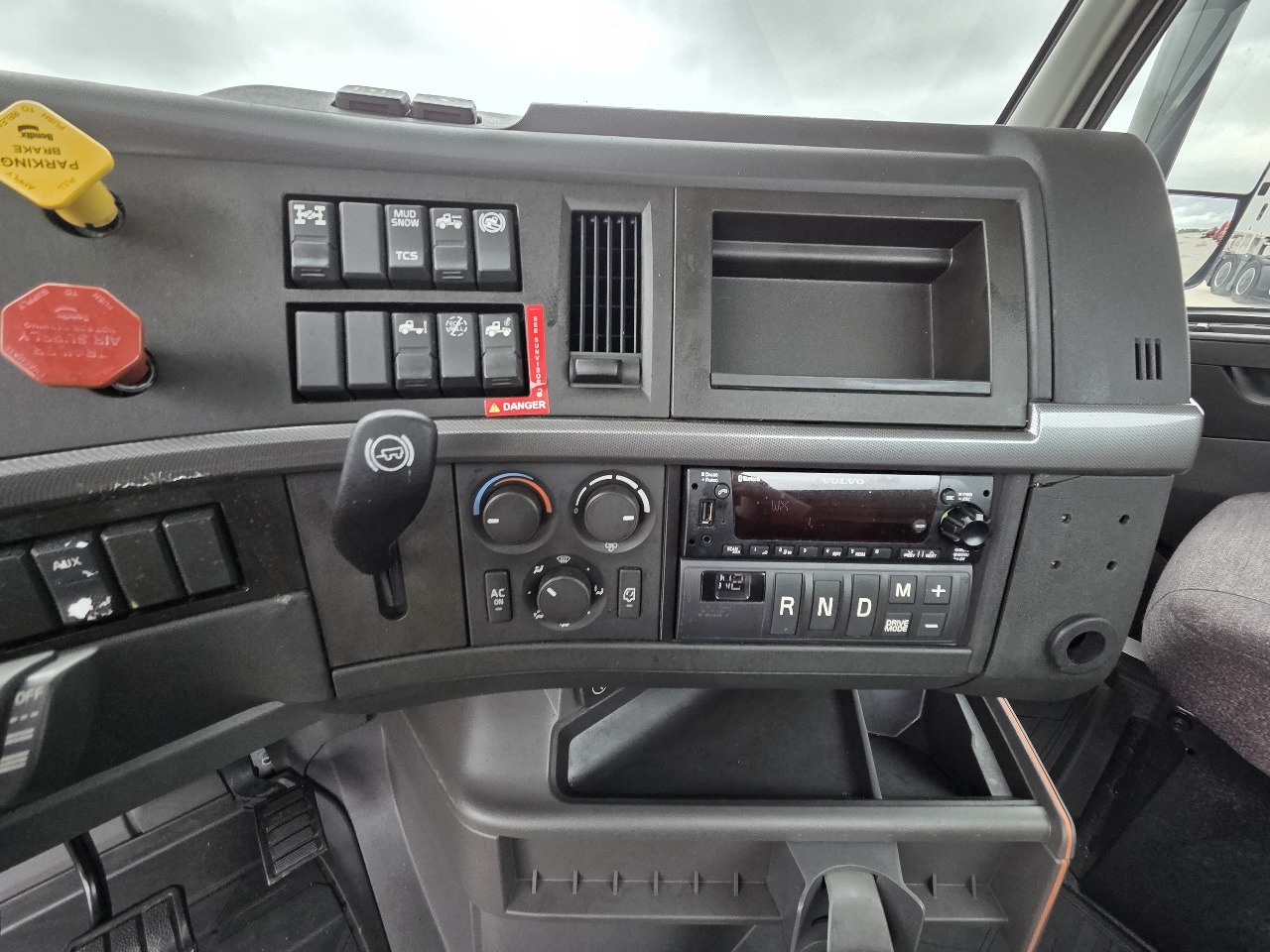 2022 Volvo VNR 640 in Pendleton, IN — photo 8