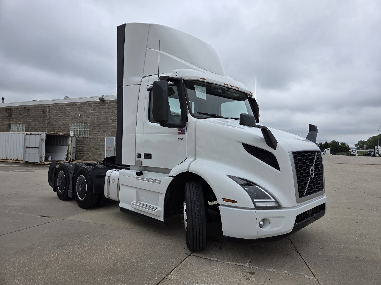 2022 Volvo VNR 640 in Pendleton, IN — photo 2