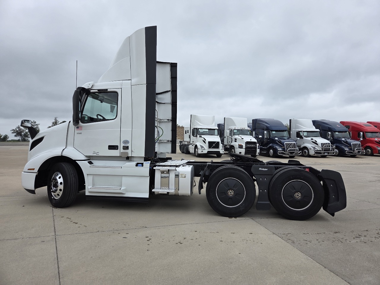 2022 Volvo VNR 640 in Pendleton, IN — photo 4