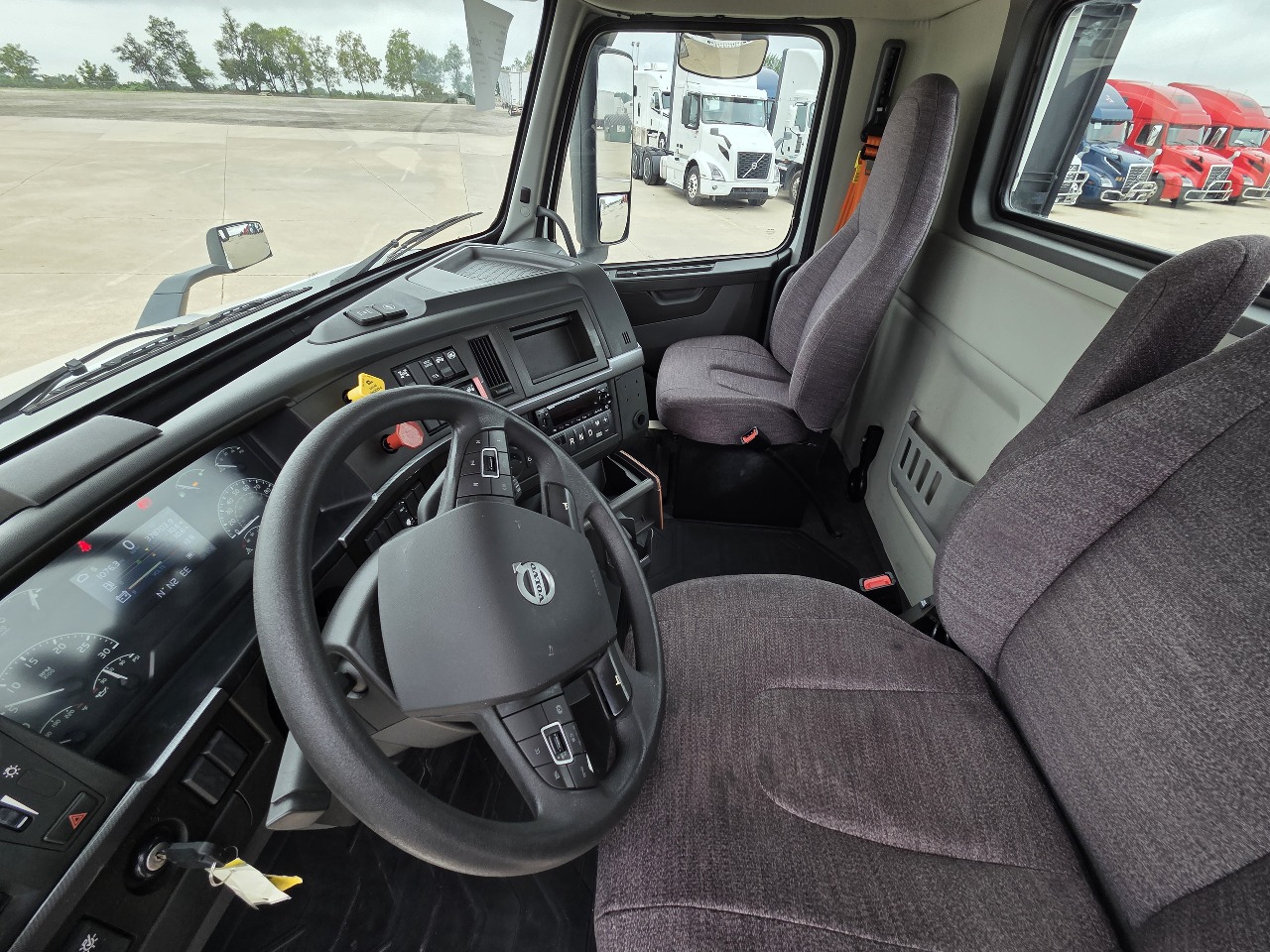 2022 Volvo VNR 640 in Pendleton, IN — photo 7