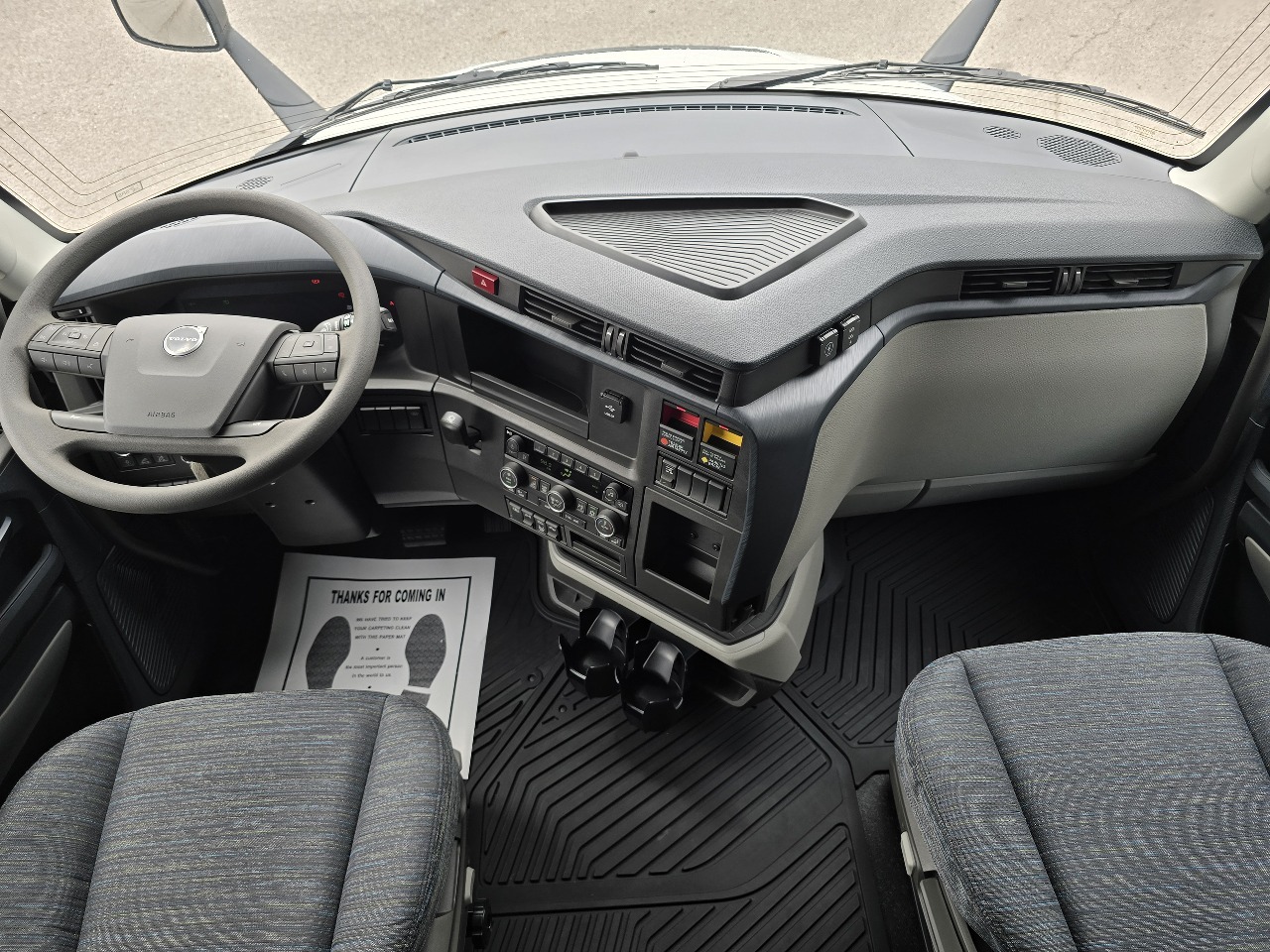 2027 Volvo VNL 860 in Dunmore, PA — photo 7