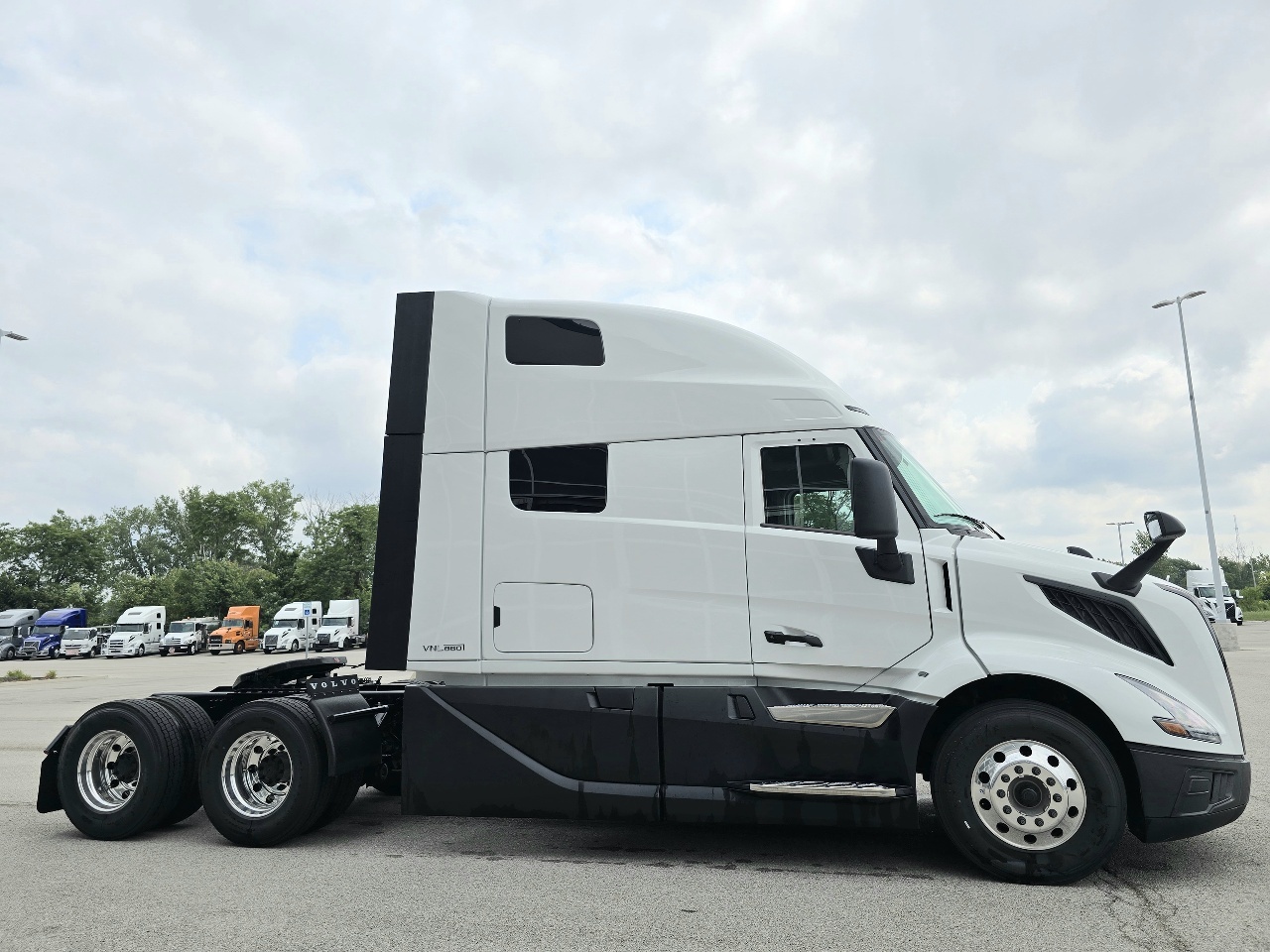 2027 Volvo VNL 860 in Dunmore, PA — photo 4