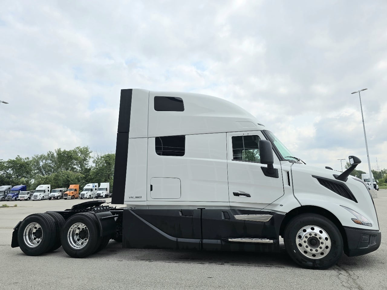 2027 Volvo VNL 860 in Dunmore, PA — photo 4