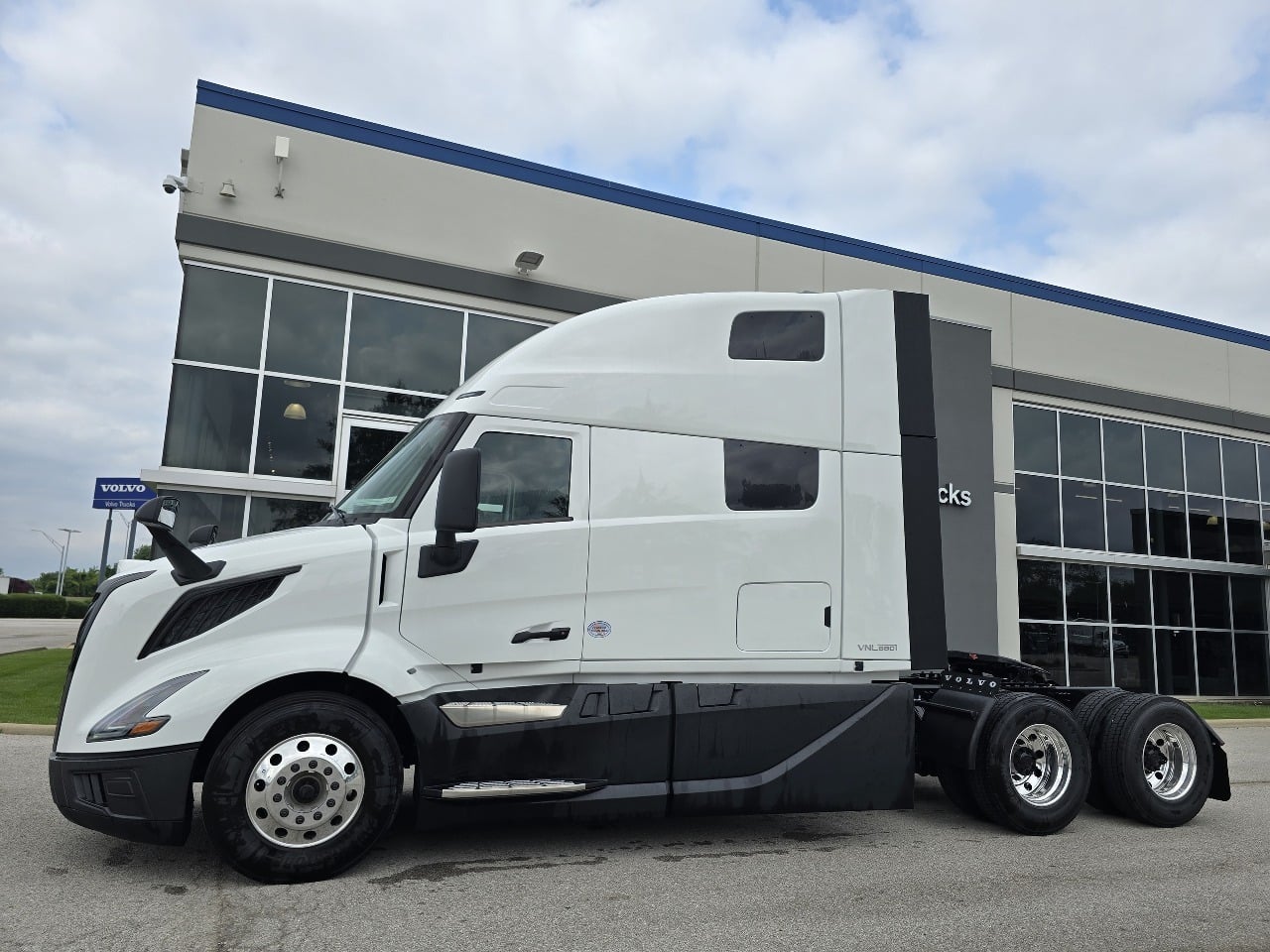 2027 Volvo VNL 860 in Dunmore, PA — photo 6