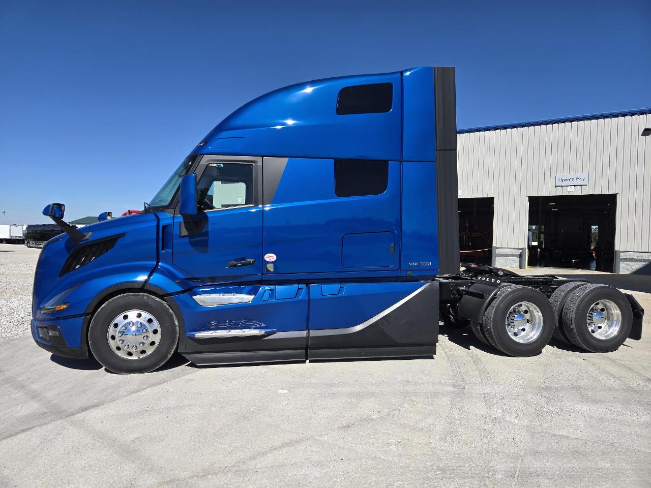 2027 Volvo VNL 860 in Indianapolis, IN — photo 2
