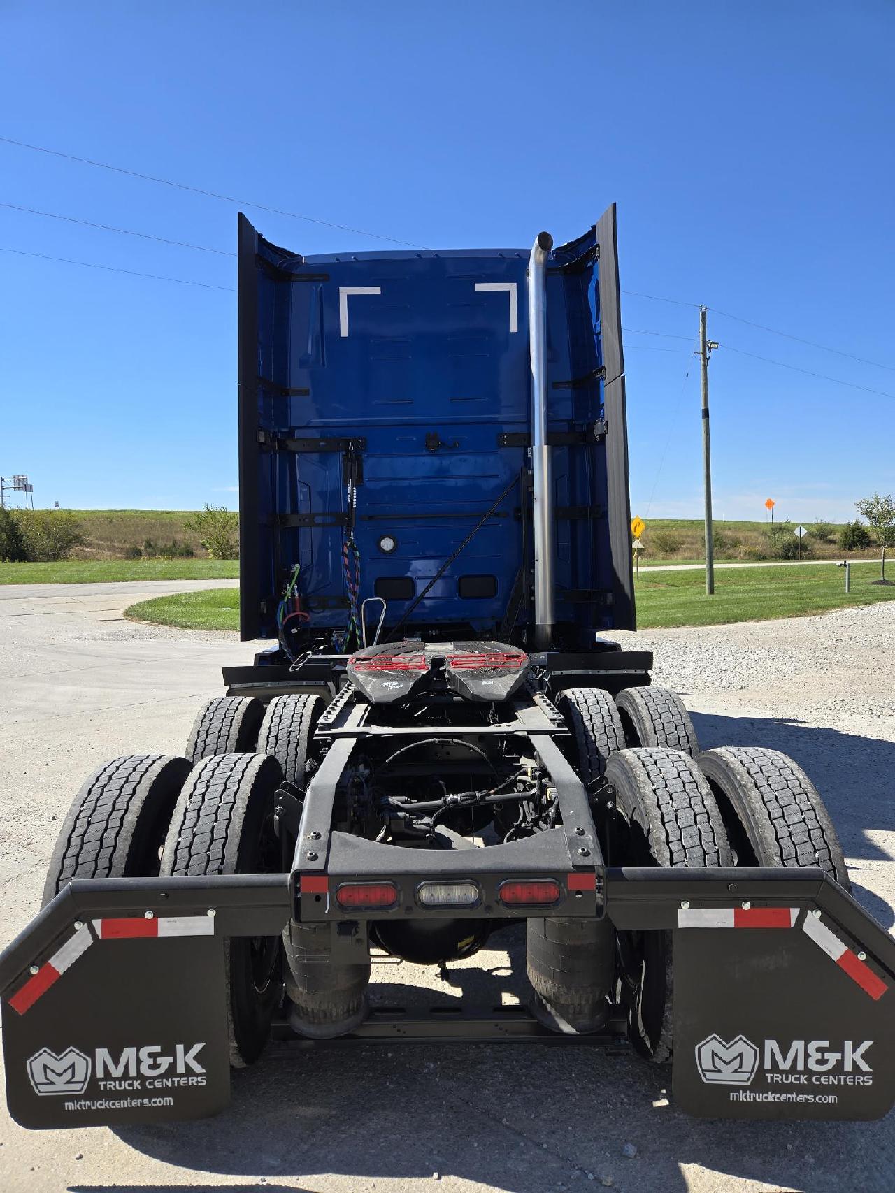 2027 Volvo VNL 860 in Indianapolis, IN — photo 3