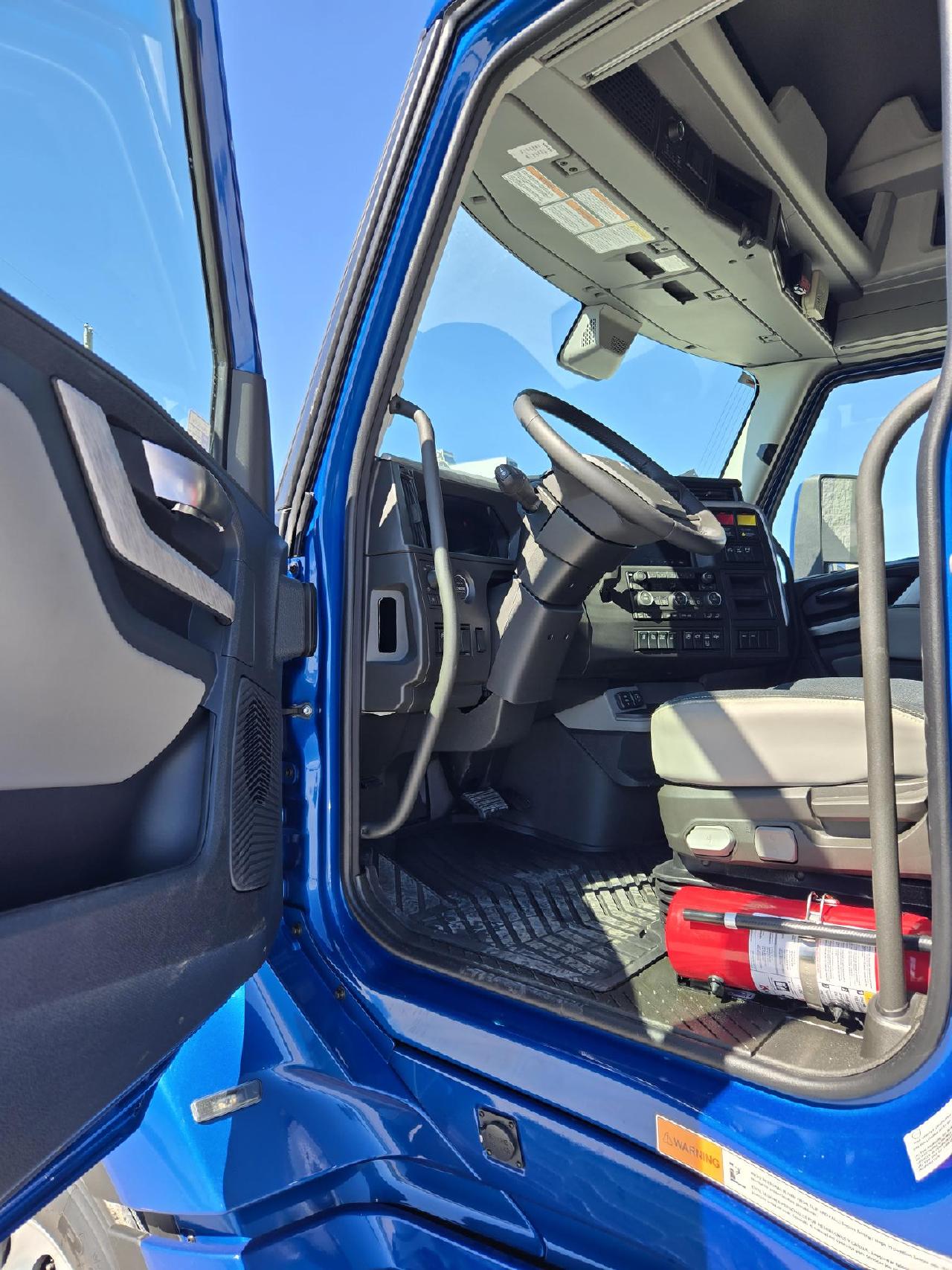 2027 Volvo VNL 860 in Indianapolis, IN — photo 6