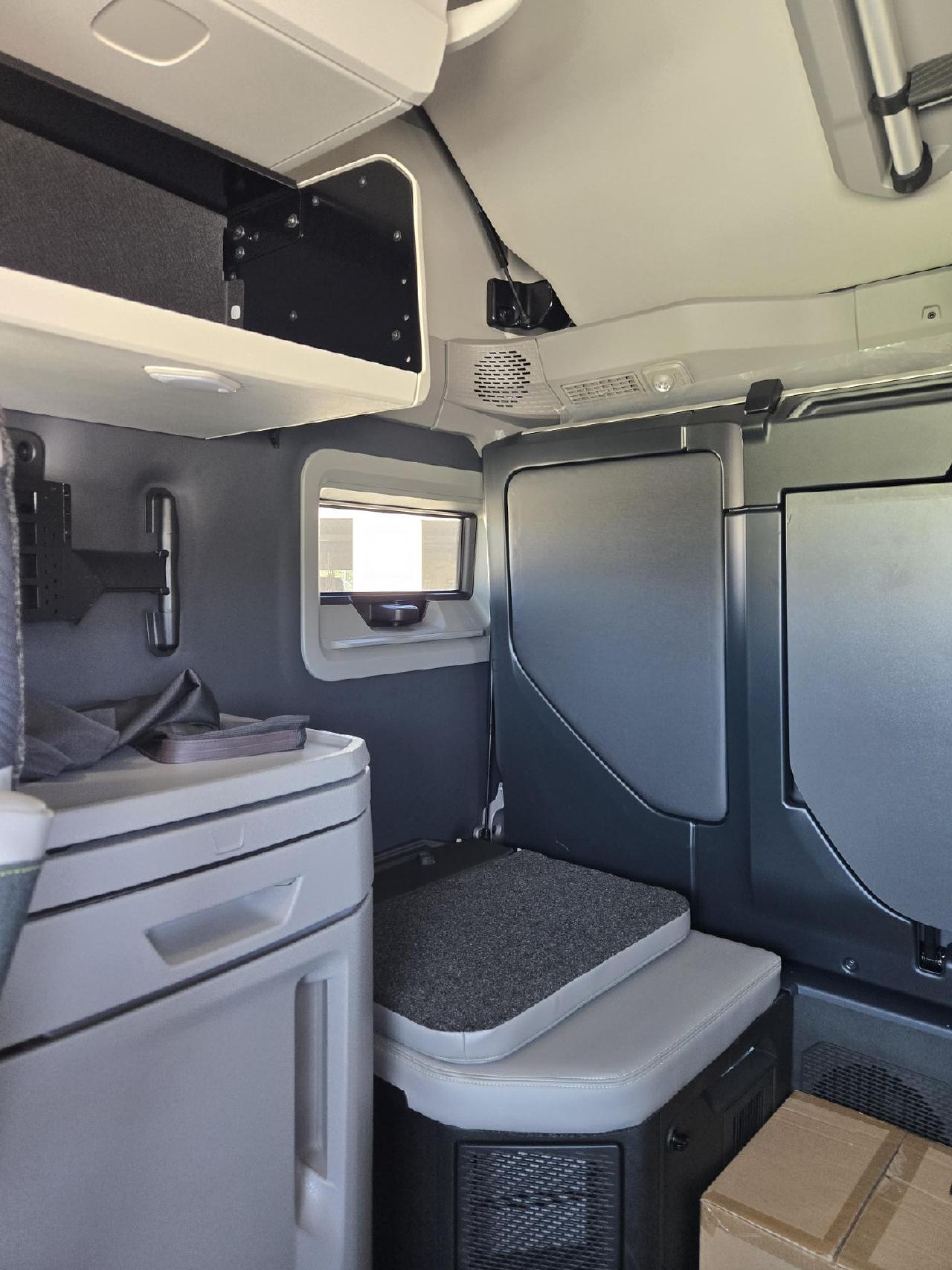 2027 Volvo VNL 860 in Indianapolis, IN — photo 8
