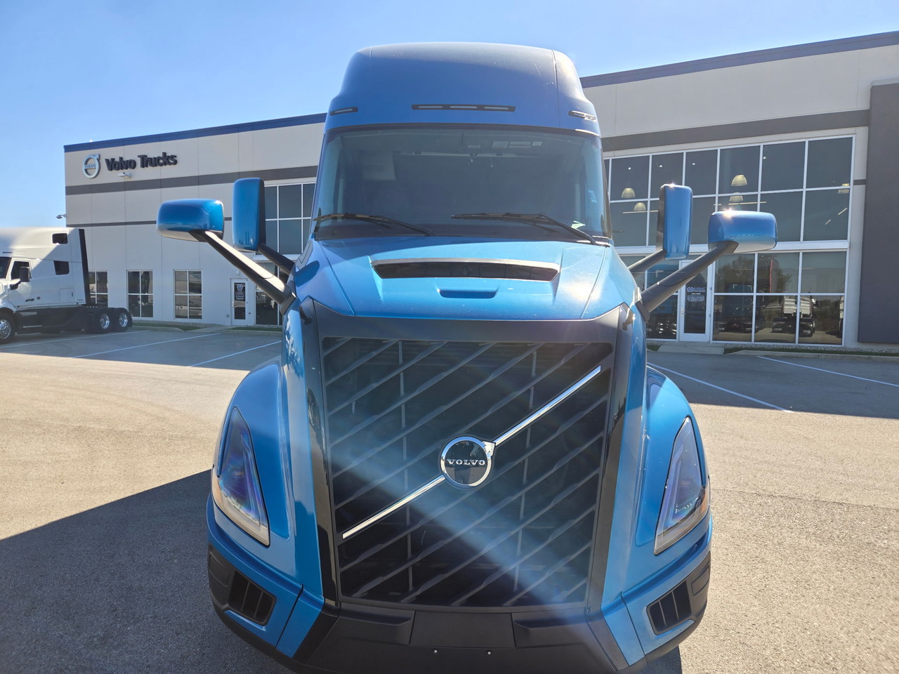 2027 Volvo VNL 860 in Pendleton, IN — photo 2