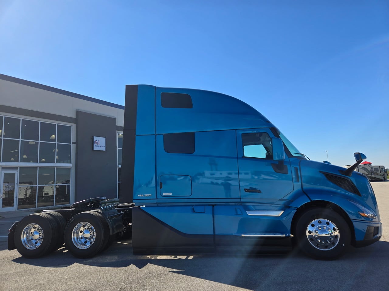 2027 Volvo VNL 860 in Pendleton, IN — photo 4