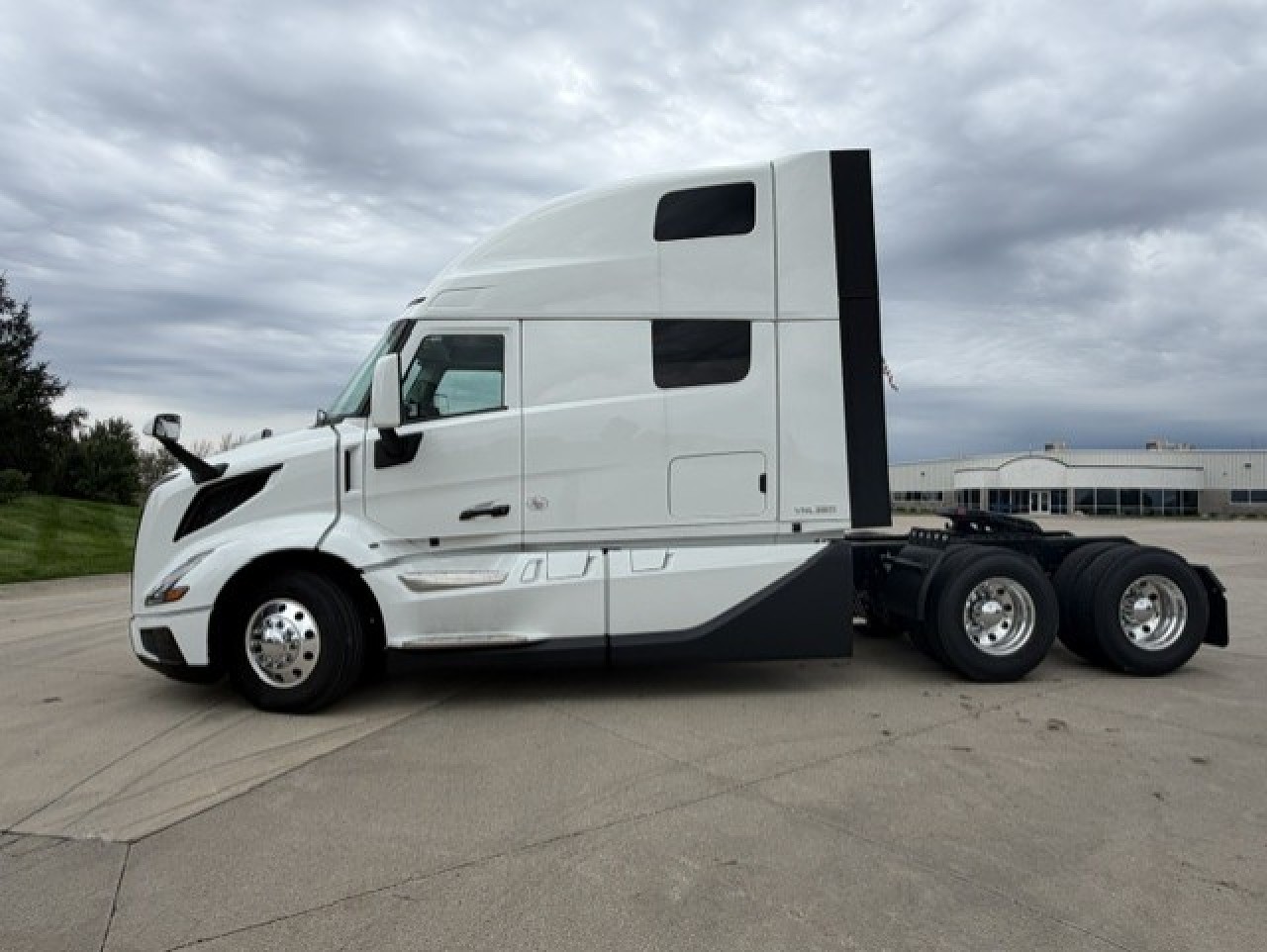 2027 Volvo VNL 860 in Waukee, IA — photo 2