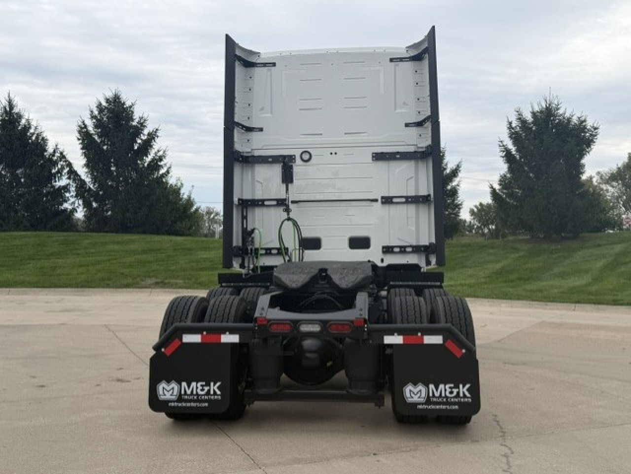 2027 Volvo VNL 860 in Waukee, IA — photo 3