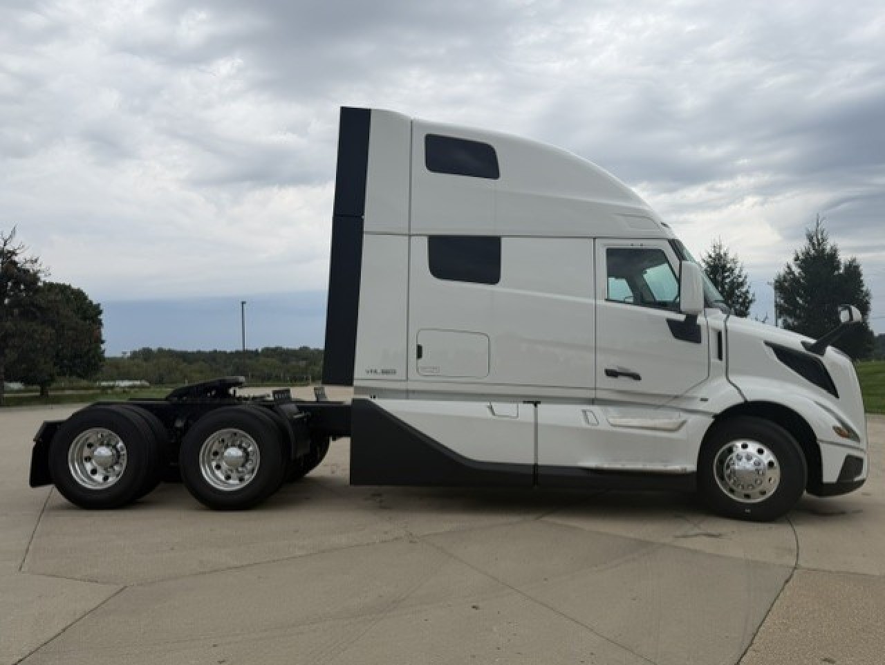 2027 Volvo VNL 860 in Waukee, IA — photo 4