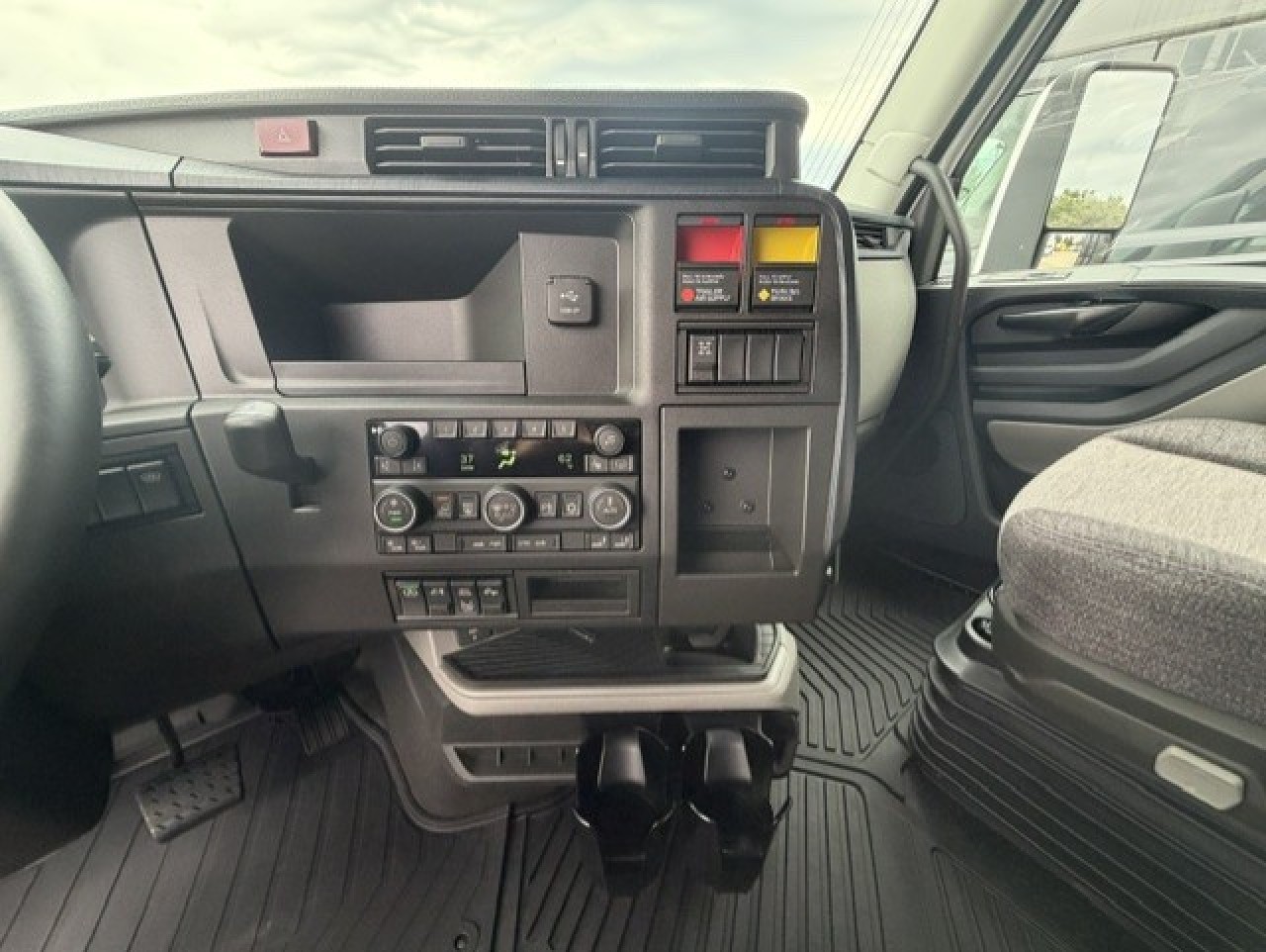2027 Volvo VNL 860 in Waukee, IA — photo 8