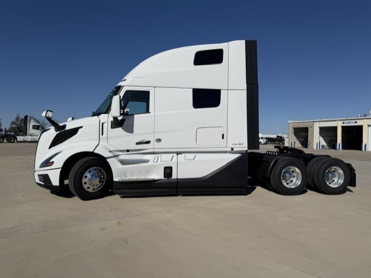 2027 Volvo VNL 860 in Waukee, IA — photo 2