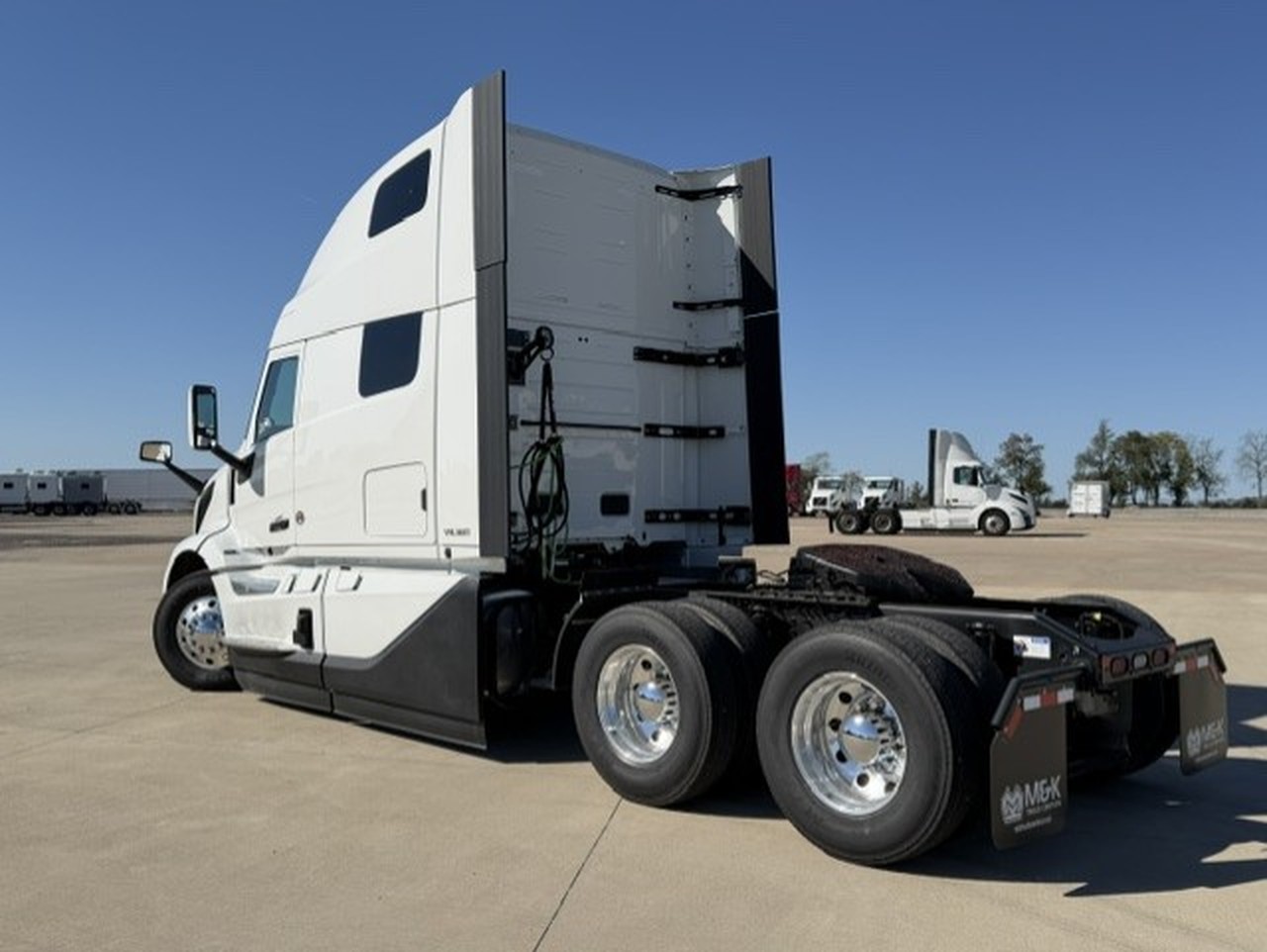 2027 Volvo VNL 860 in Waukee, IA — photo 3