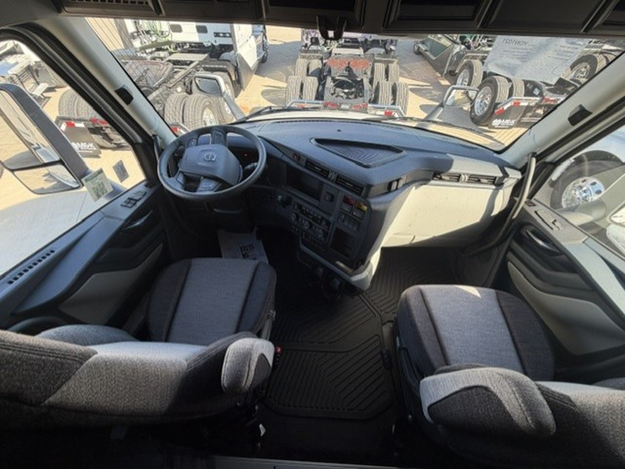 2027 Volvo VNL 860 in Waukee, IA — photo 6